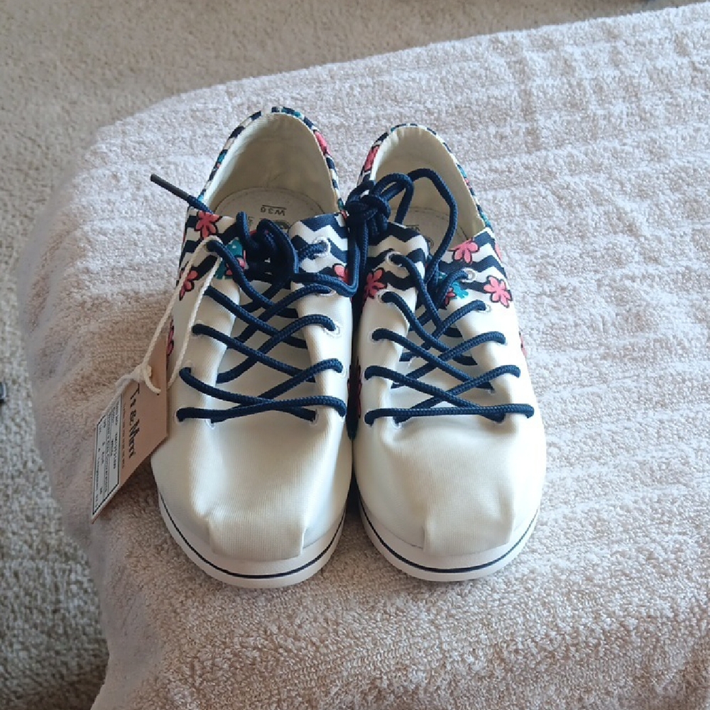 White and Blue Minimalist Sneakers for Everyday Wear